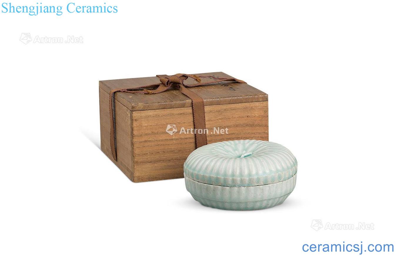 The song dynasty green chrysanthemum petals lines cover box