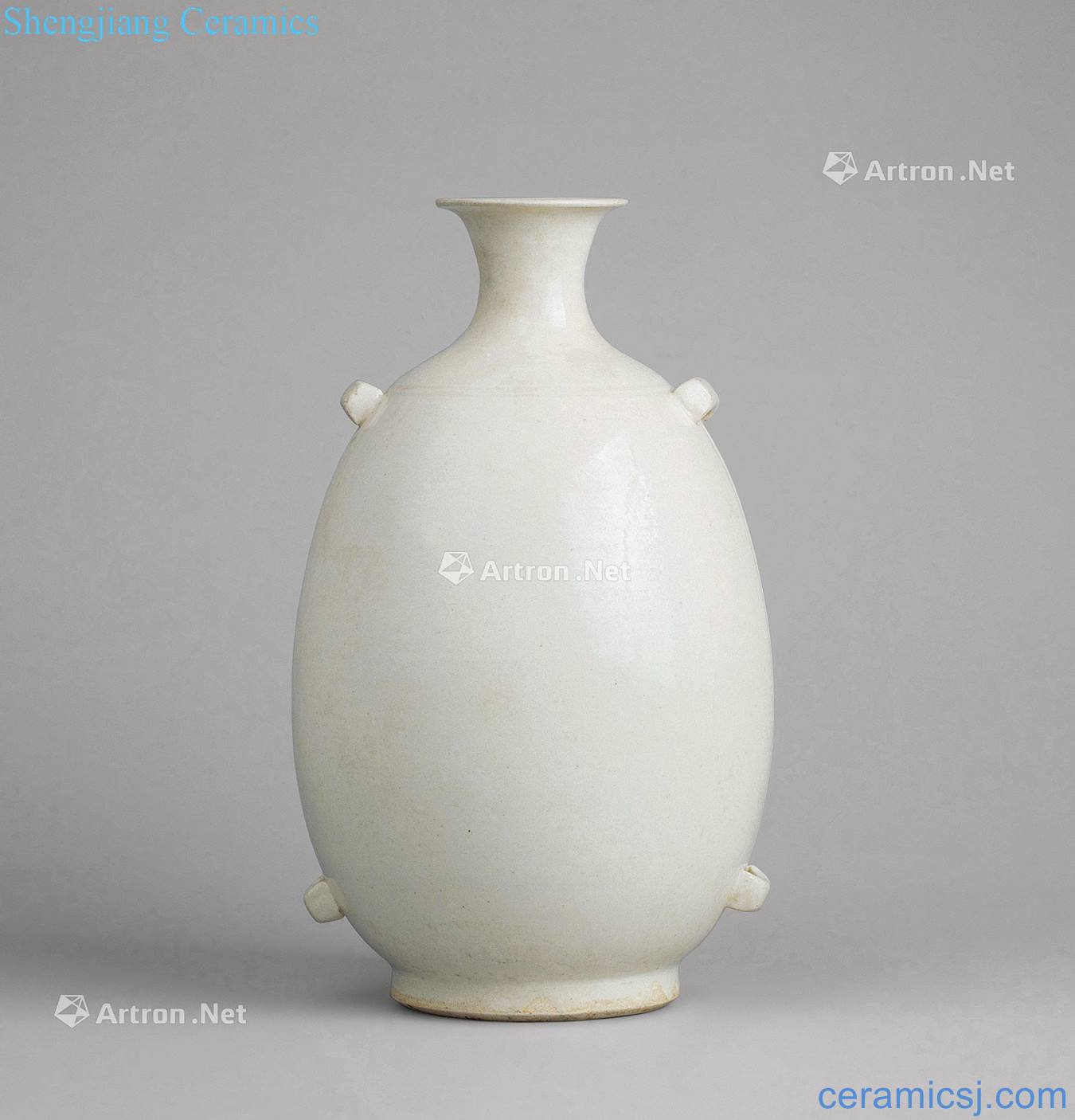 The tang dynasty White porcelain in xing kiln a bottle