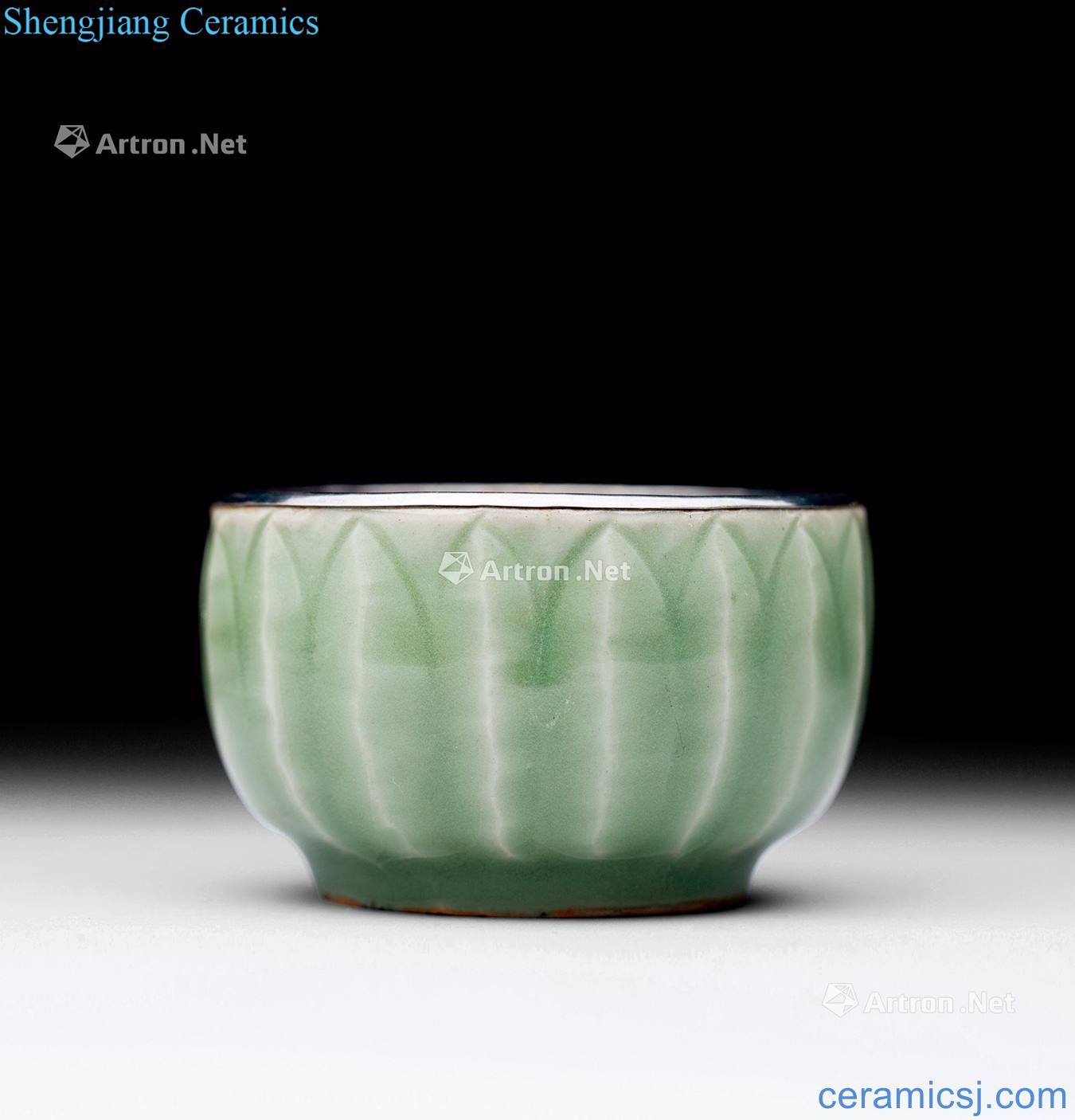 The southern song dynasty Longquan celadon lotus-shaped glass