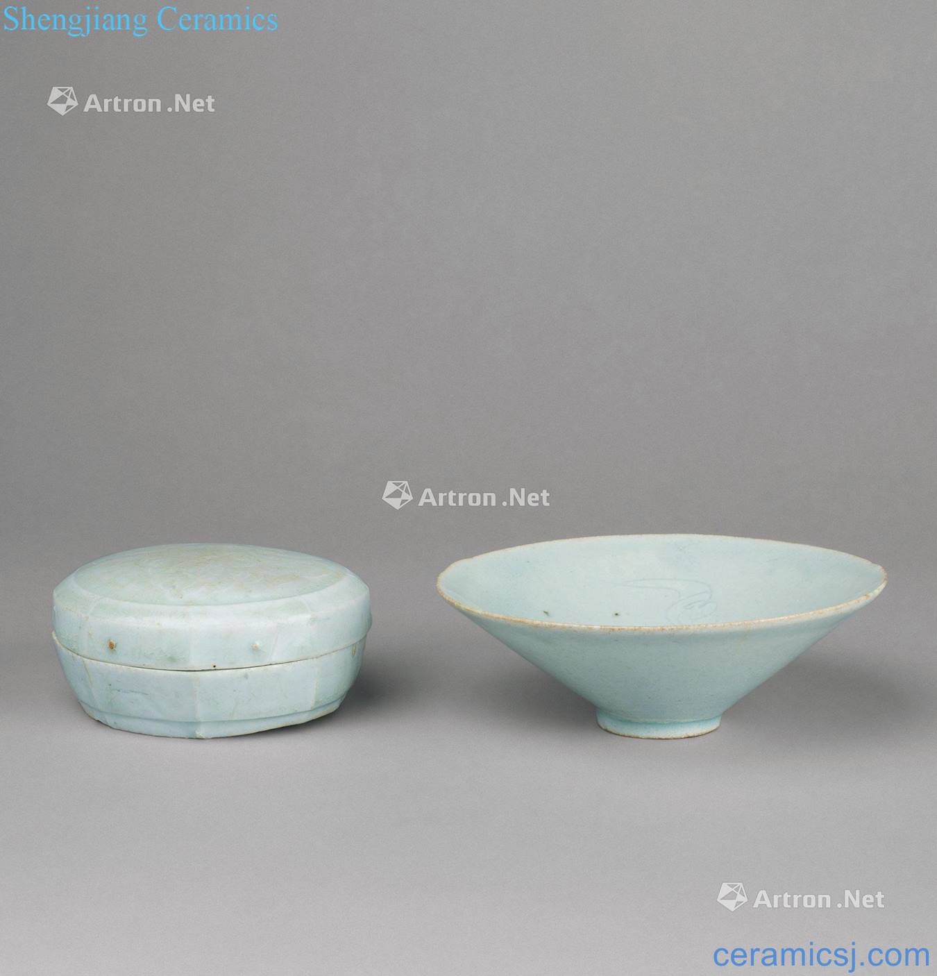 The song dynasty blue flowers lines cover box Two things left kiln carved decorative pattern plate (a group)