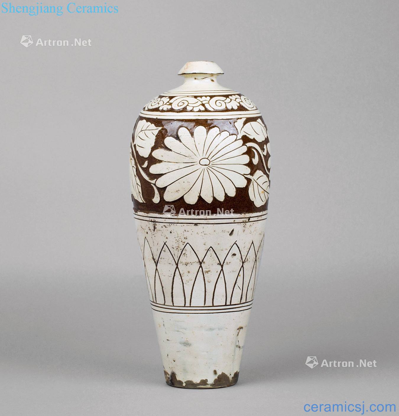 The song dynasty Jizhou kiln carved flower grain bottle