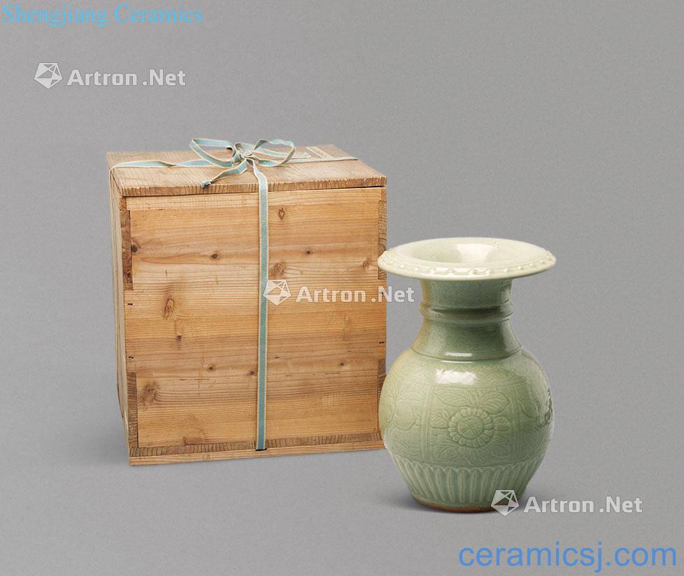 The yuan dynasty Longquan celadon carved flower drum nails grain bottle