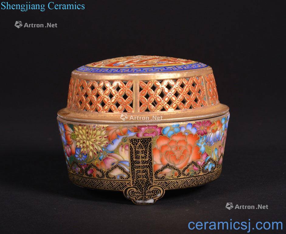 The Qing Dynasty A FAMILLE ROSE - BOX AND COVER