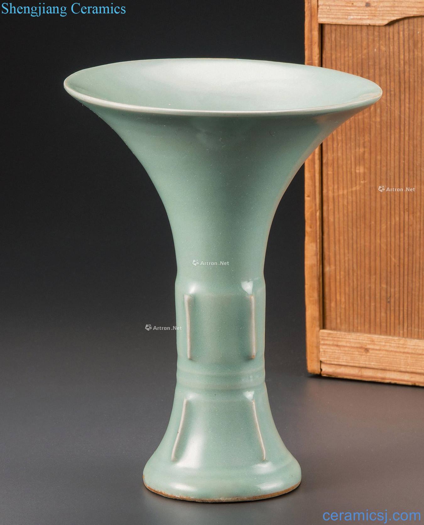 The southern song dynasty The official flower vase with of the longquan celadon