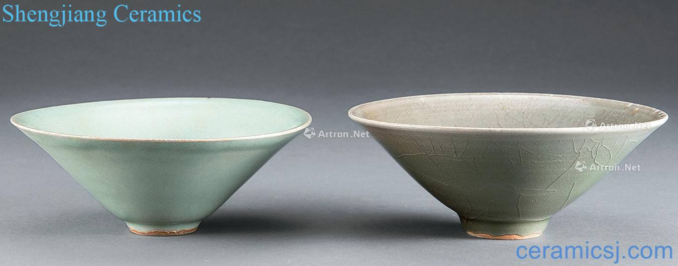The southern song dynasty longquan celadon green magnetic hat to bowl (a)