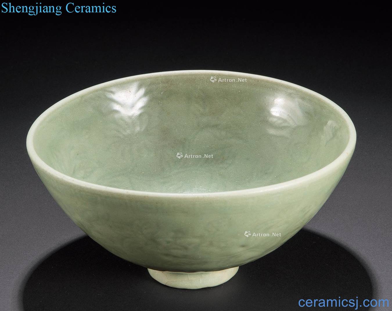 Ming Longquan kiln intaglio camellia heart bowl