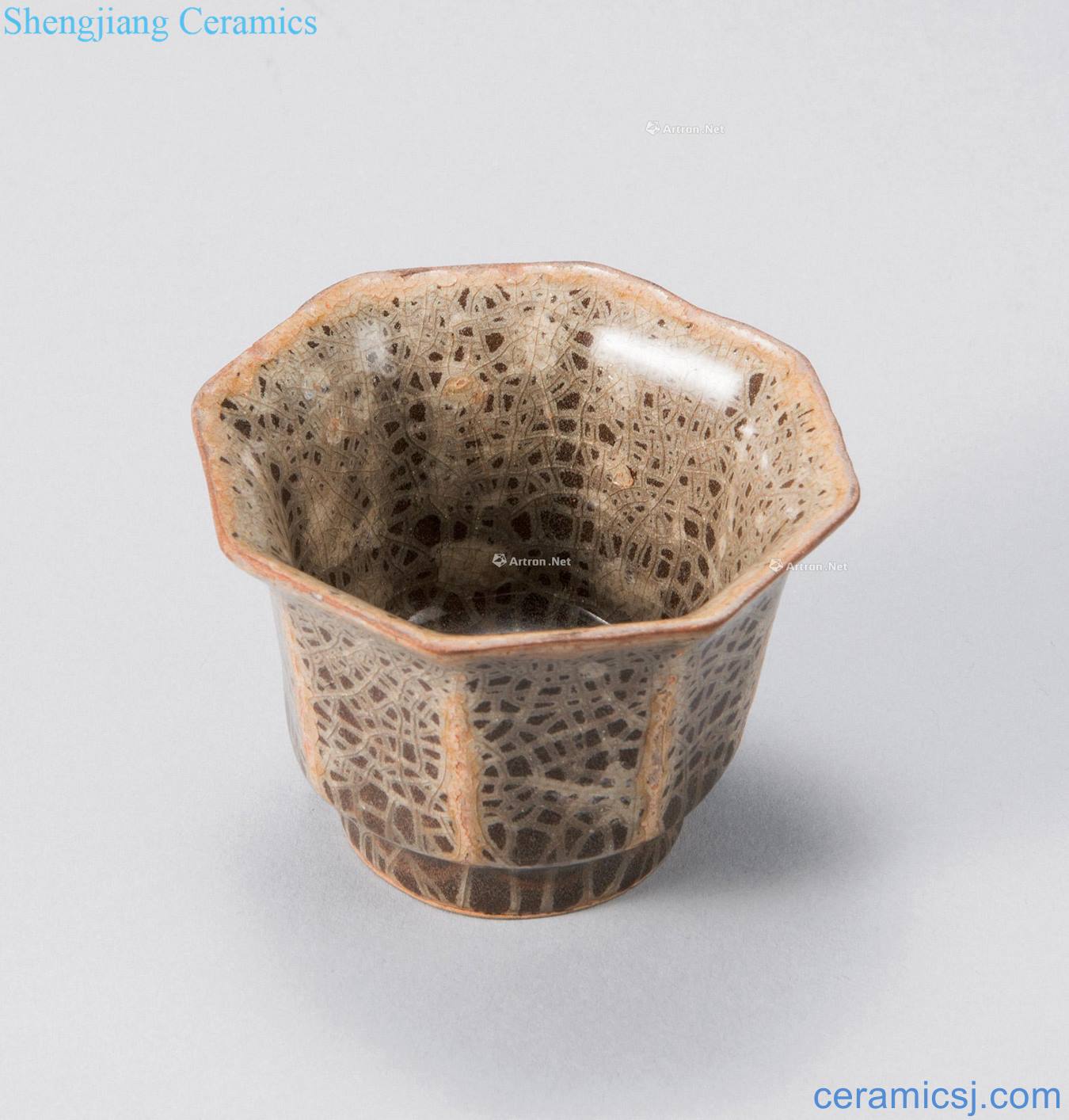 The song dynasty Longquan kiln in xikou octagon cup