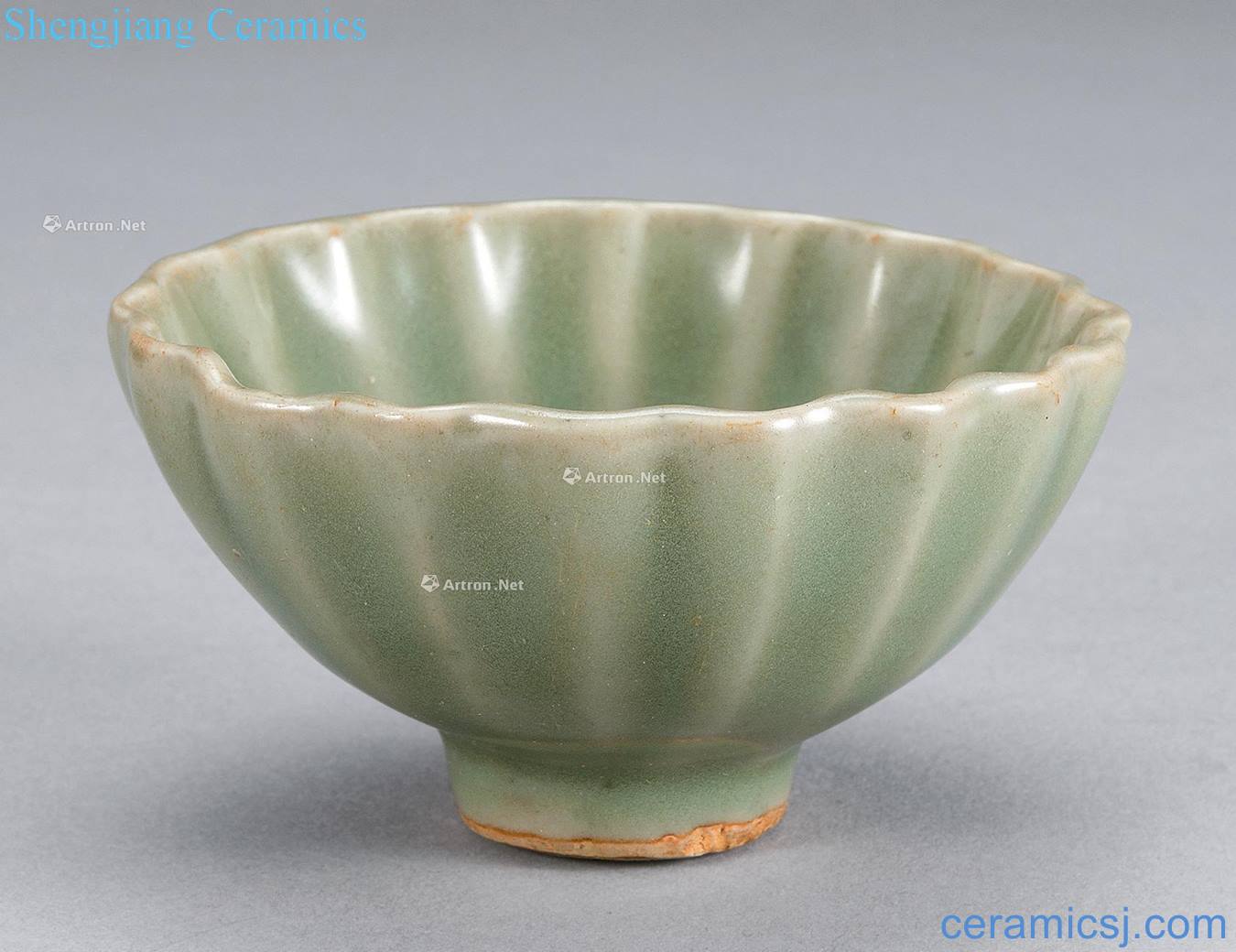 The southern song dynasty Longquan celadon chrysanthemum grain cup