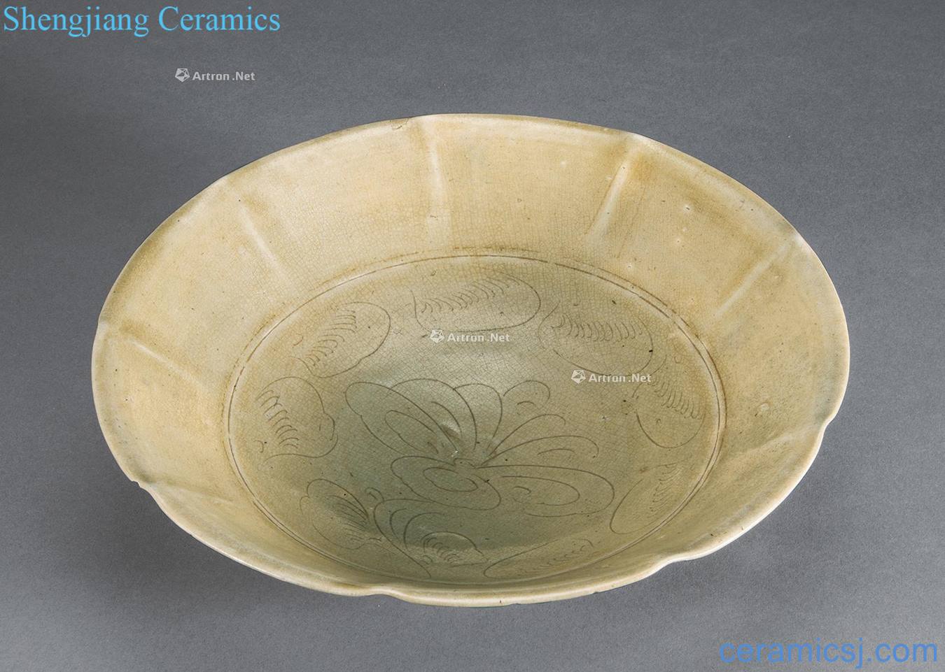 In the northern song dynasty kiln is hand-cut flower mouth big bowl