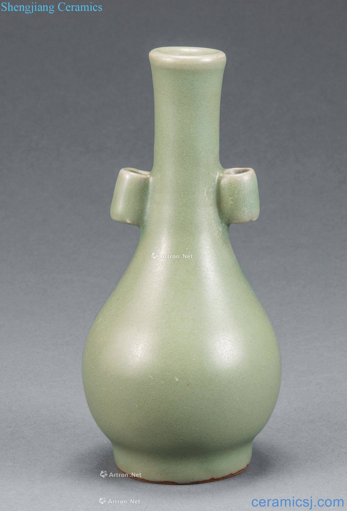 yuan Longquan celadon vase with a little penetration
