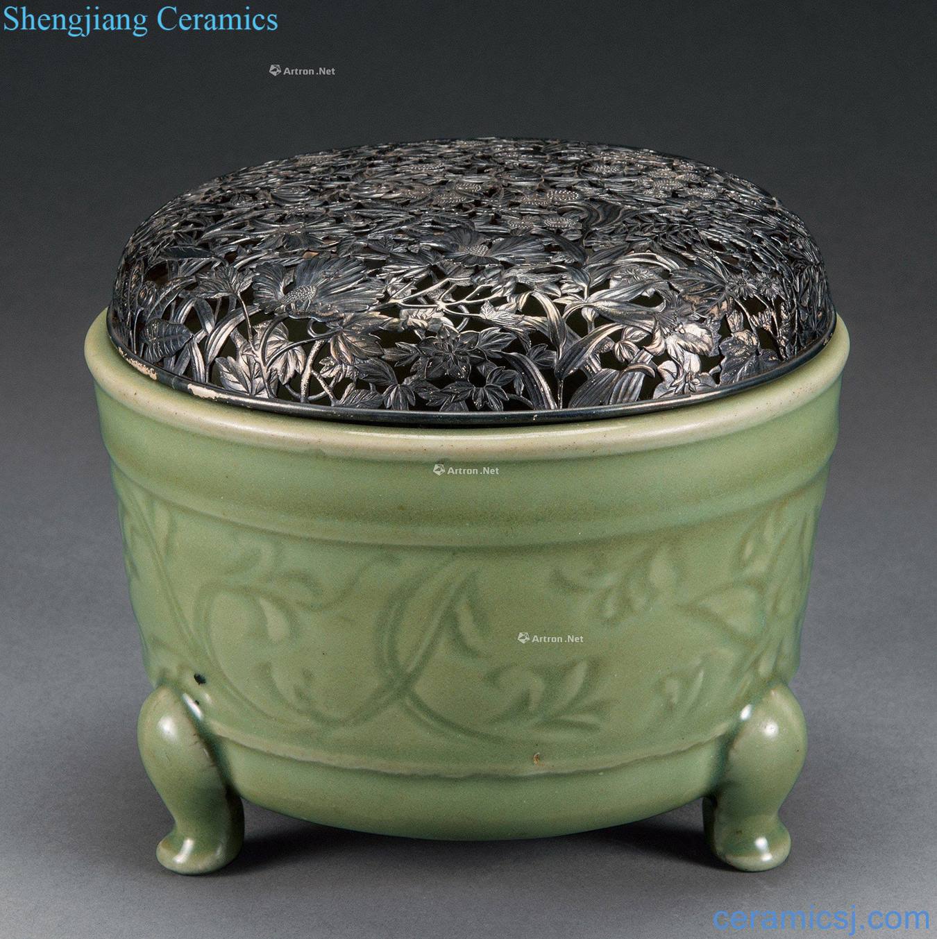 Ming Longquan celadon hand-cut furnace with three legs