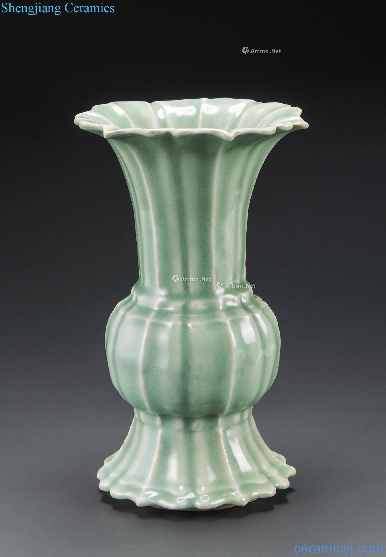 The southern song dynasty longquan celadon lily flower vase with mouth the muscles