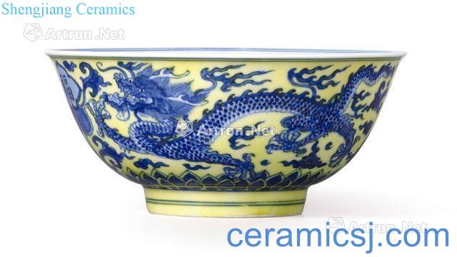 The qing emperor kangxi A yellow to blue and white live 盌 dragon pattern