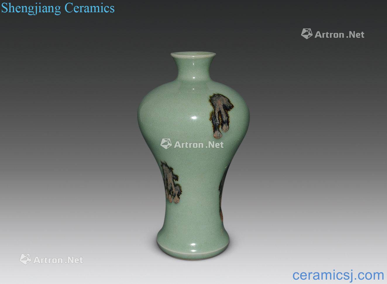 In the Ming dynasty Longquan celadon blotches pea green glaze bottle