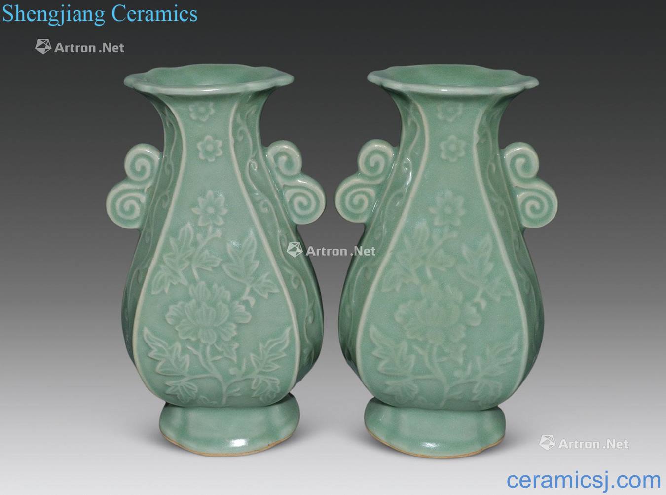 In the Ming dynasty Longquan celadon plum green glaze "S" ear multi flat bottles (a)