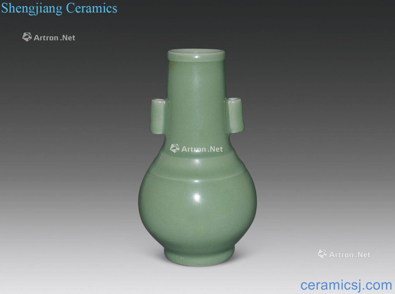 The yuan dynasty Longquan celadon pea green glaze penetration ears