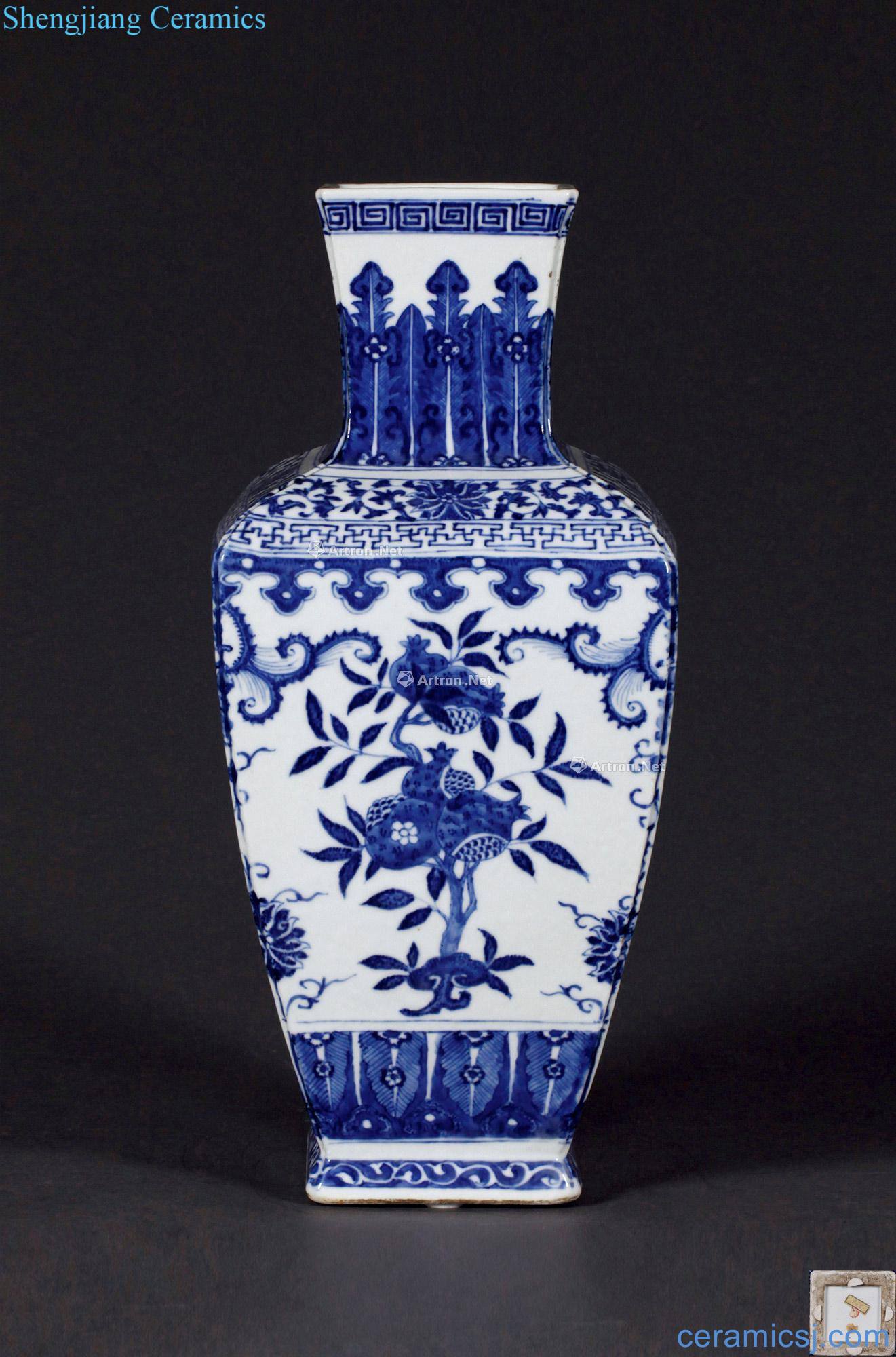 Qing qianlong Blue and white flower square bottles