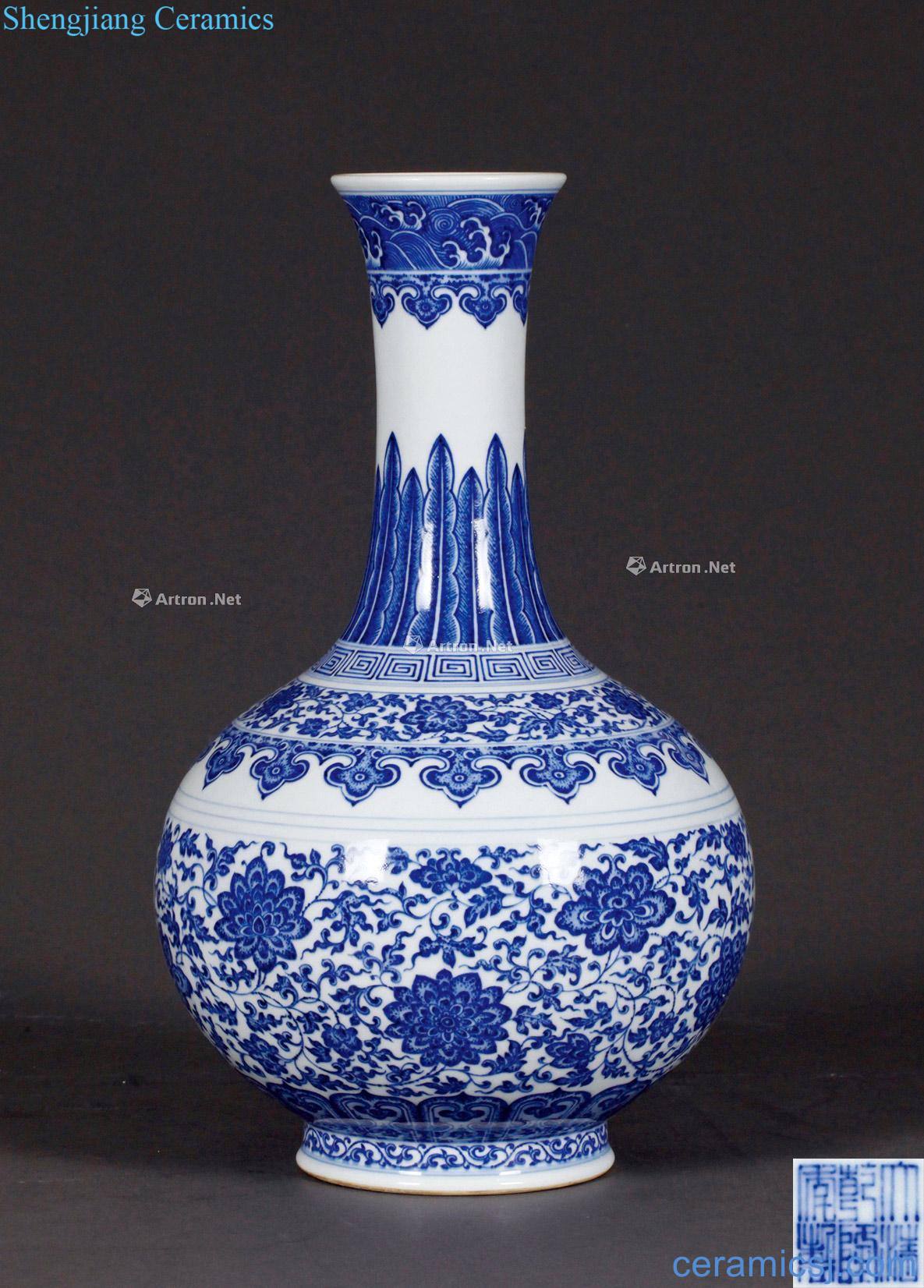 Qing qianlong Blue and white lotus flower mulberry bottle