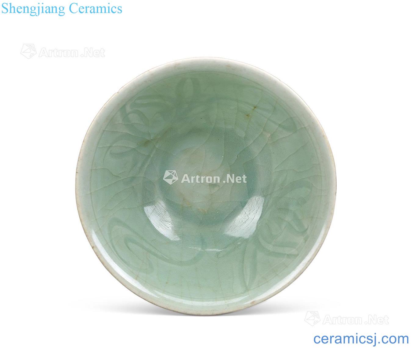 Ming before Longquan celadon green glaze scratching bowl