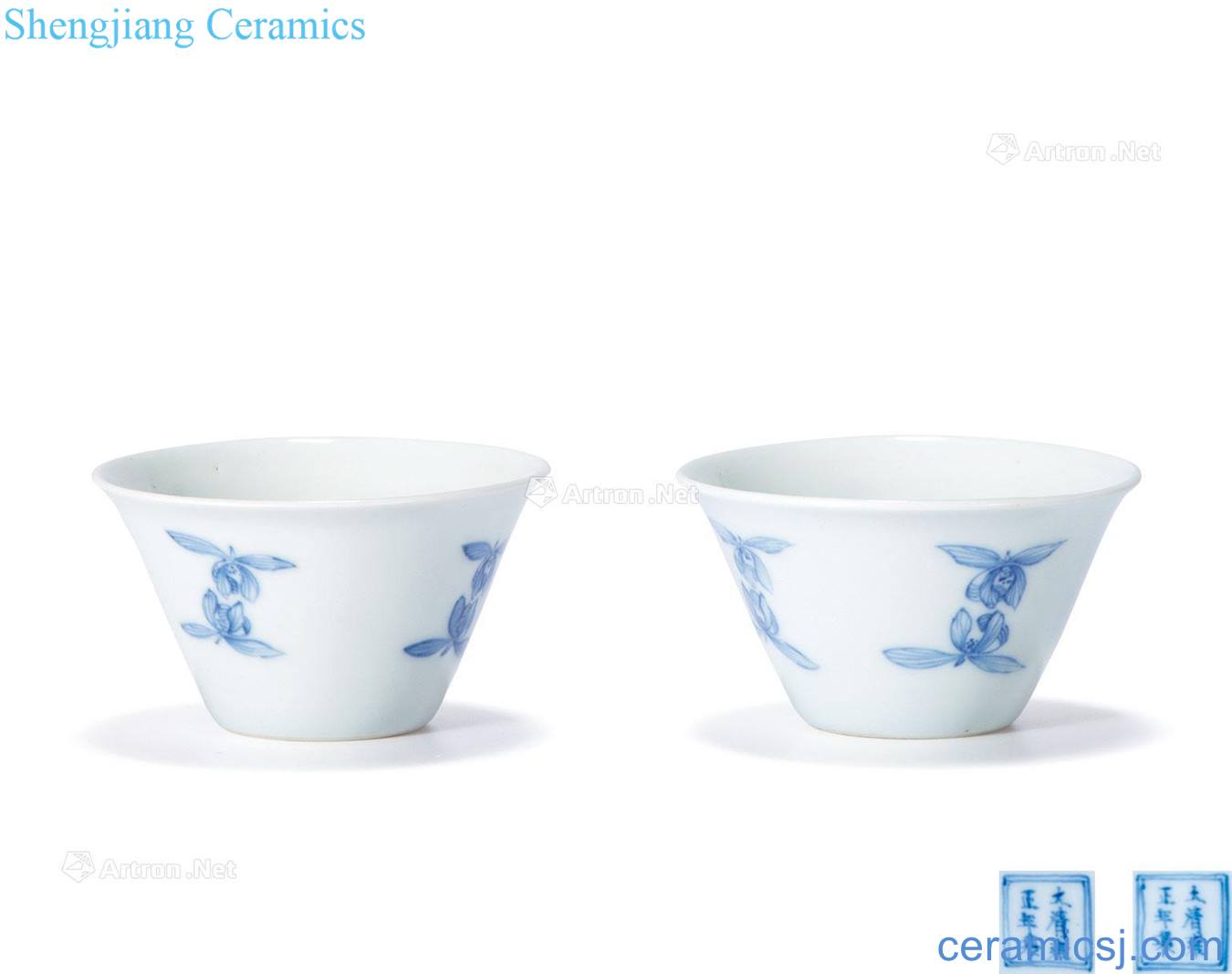 Qing yongzheng Blue and white folding branches flower grain horseshoe cup (a)