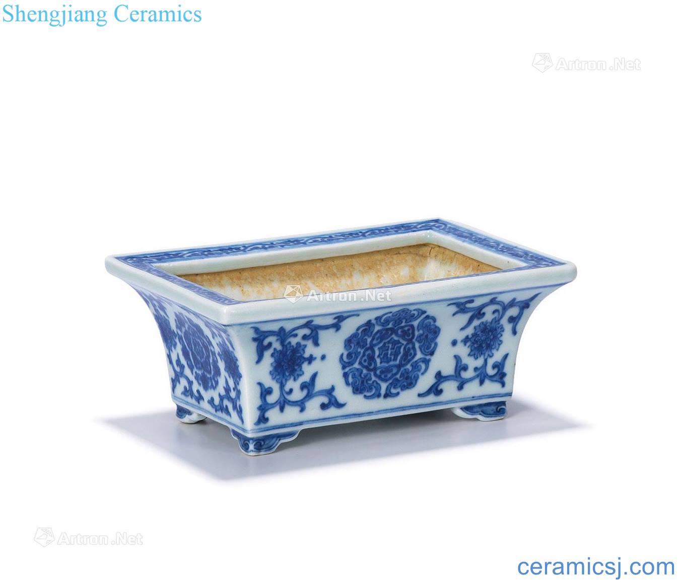 Qing qianlong Blue and white lotus flower grain rectangular small basin