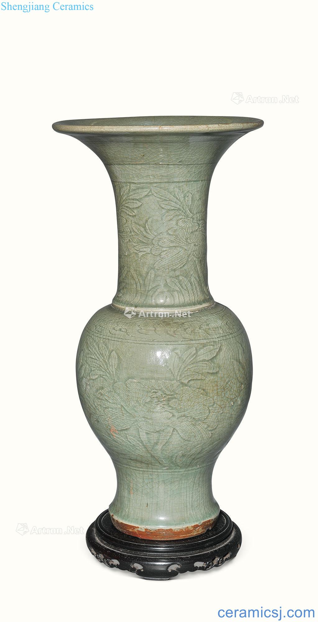 In the late Ming Longquan celadon bound branch grain PND tail-on and flowers