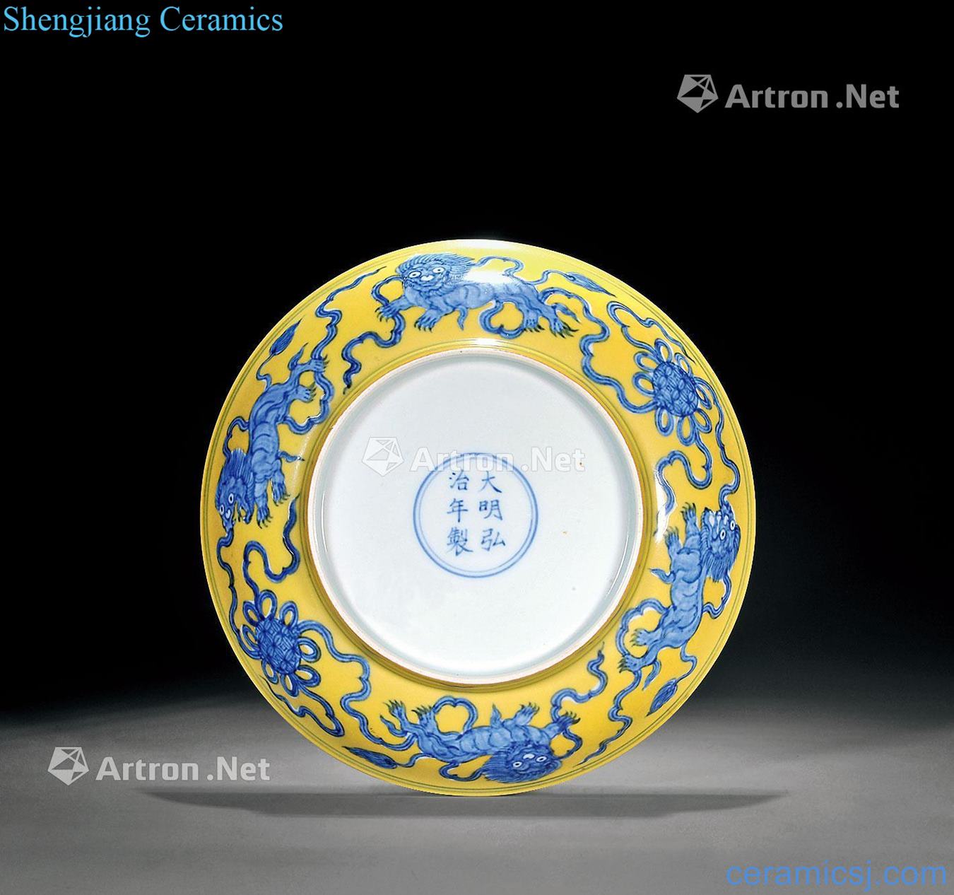 Ming hongzhi or the qing emperor kangxi Yellow and blue lion ball figure