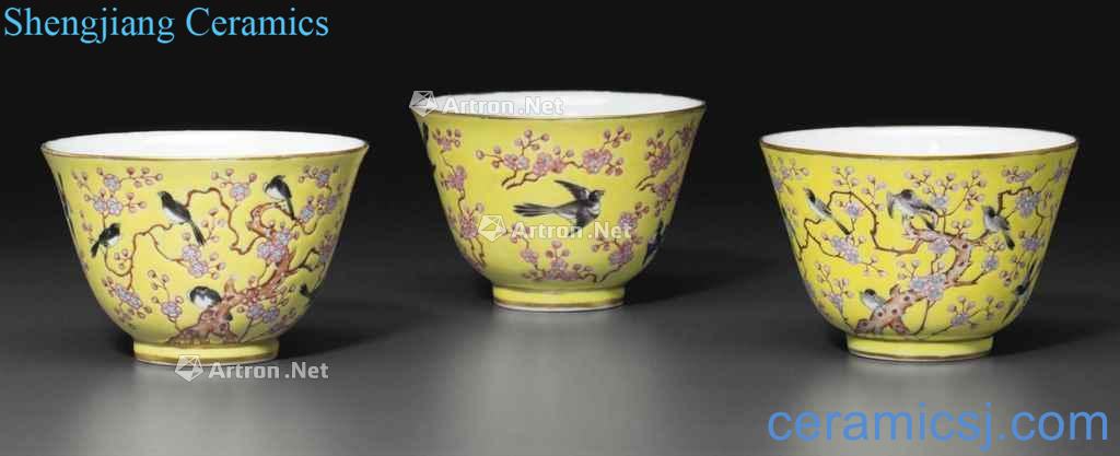 dajing Yellow powder enamel "smiles" figure cup (three)