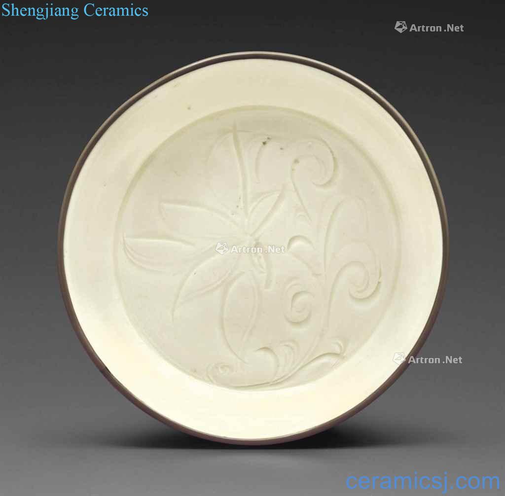 The northern song dynasty kiln white glazed carved lotus grain fold along the plate
