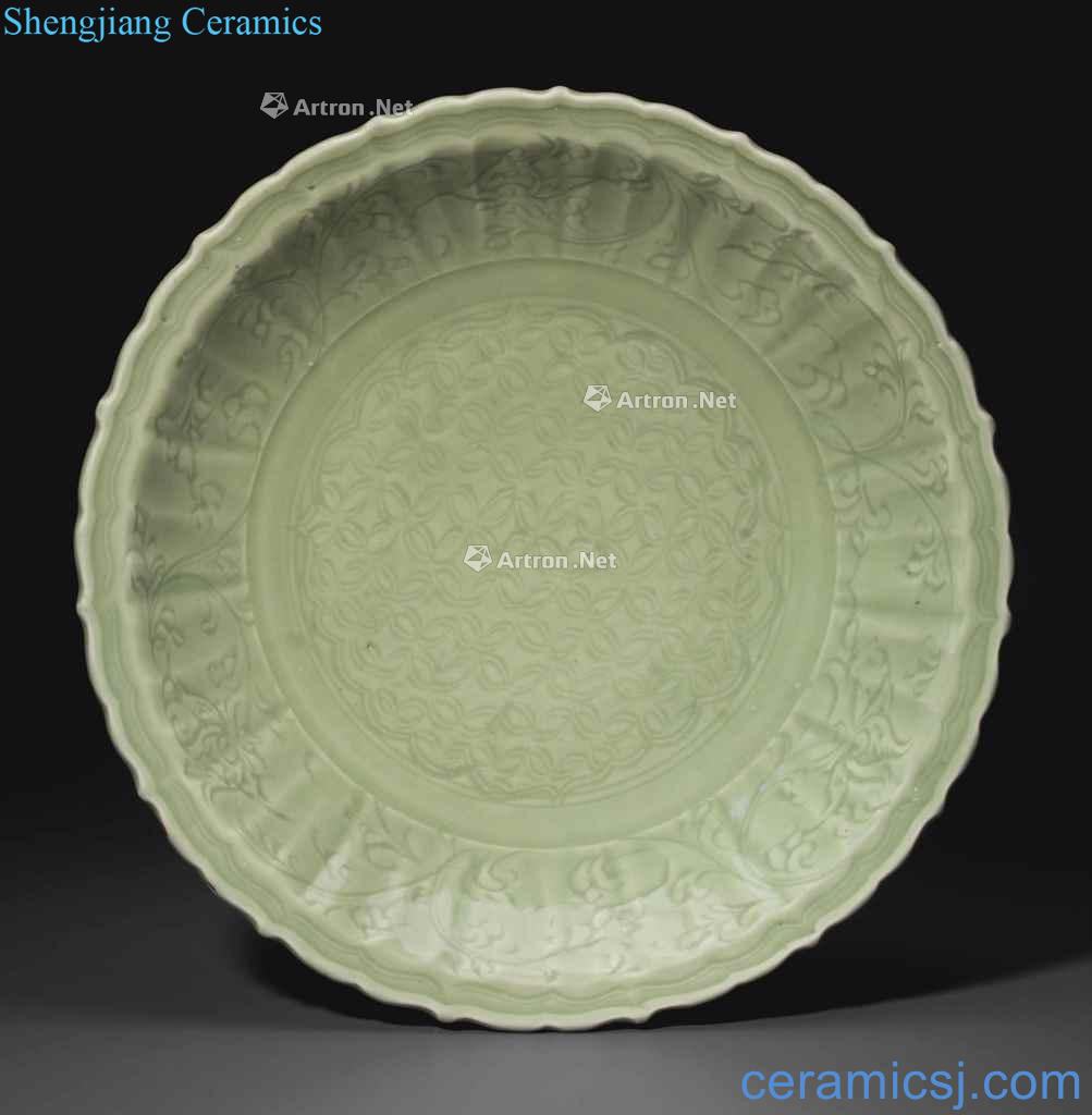 Yuan/Ming Longquan celadon green glaze money grain flower mouth tray