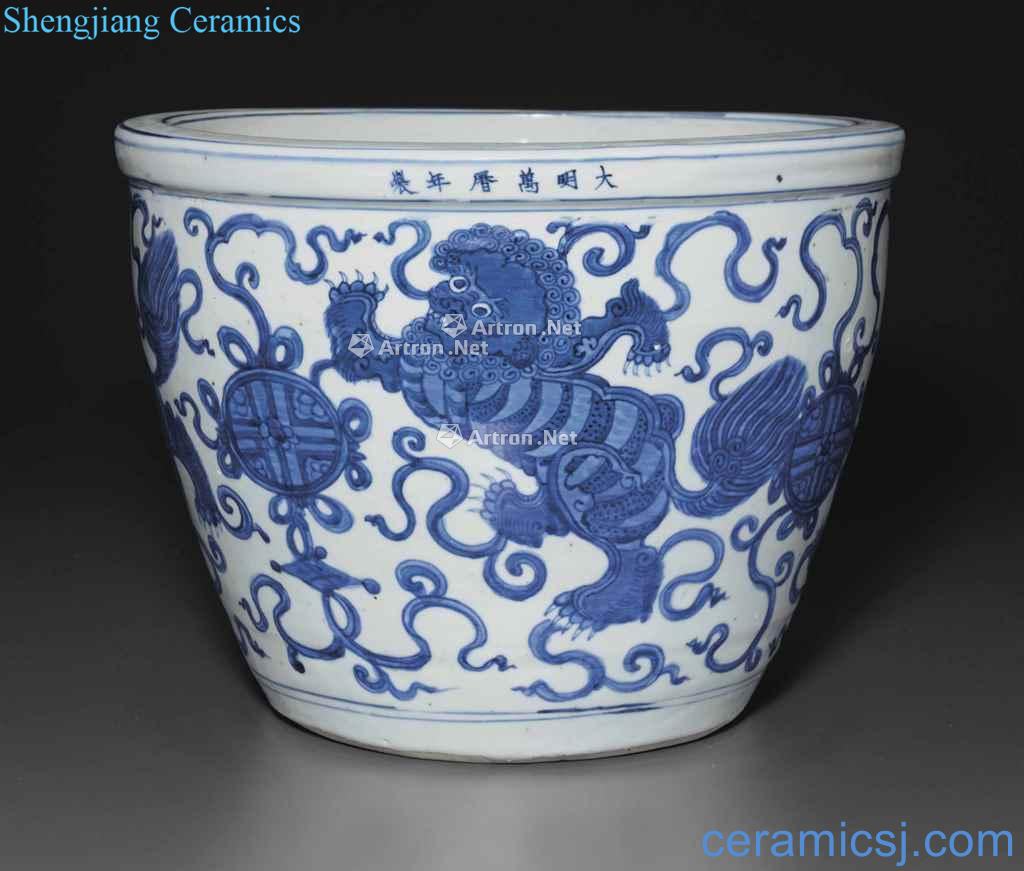 Ming wanli Blue and white lion play ball grain flowerpot
