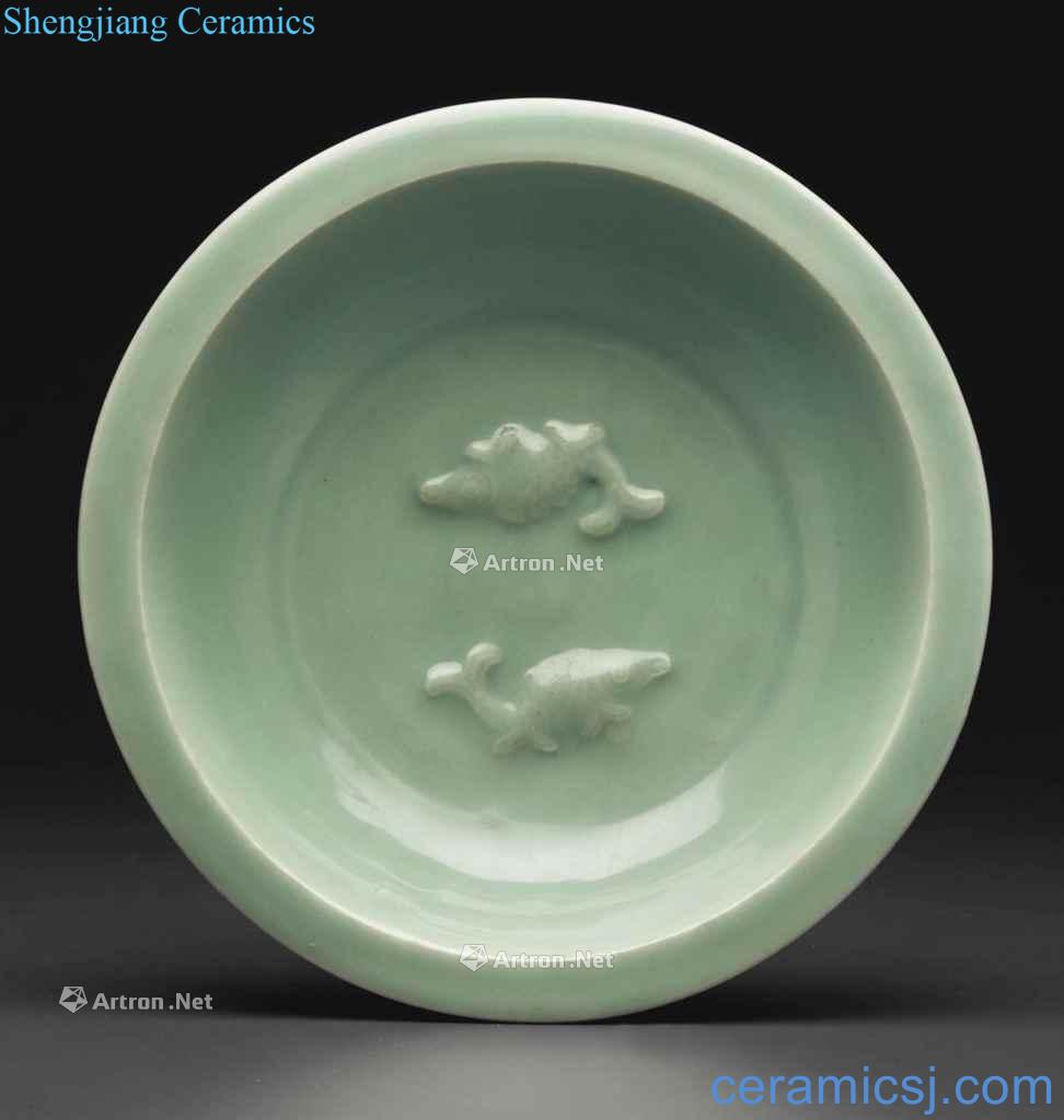 At the end of the southern song dynasty/yuan Longquan celadon glaze Pisces tray
