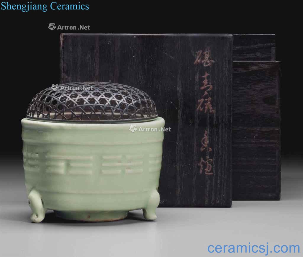 Yuan/Ming Longquan celadon green glazed carved gossip grain bottles type furnace