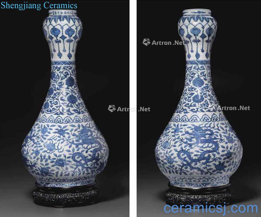 Ming wanli Blue and white dragon playing pearl grain garlic bottles