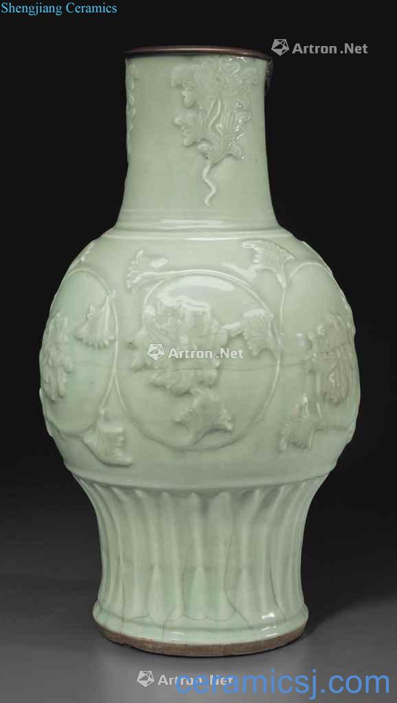 The southern song dynasty/yuan Longquan green glaze stamps peony lines large bottle