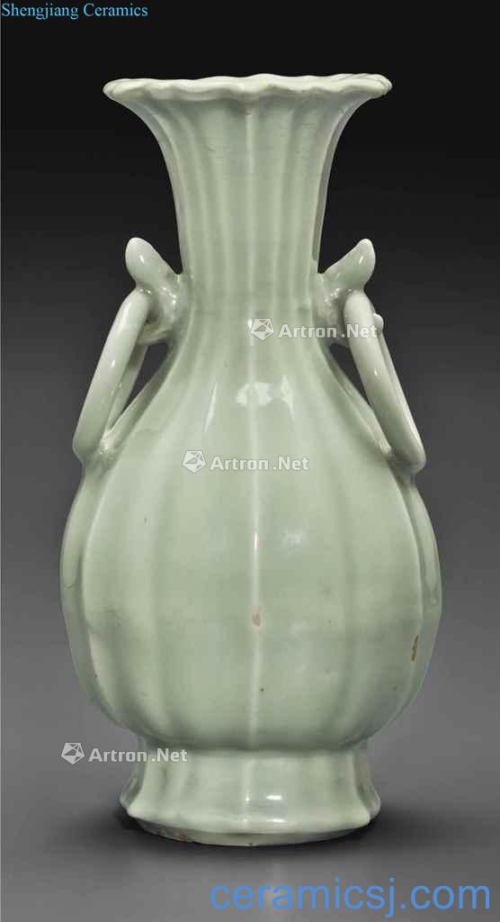 yuan Longquan green glaze six arrises dragon ring ears mouth bottle