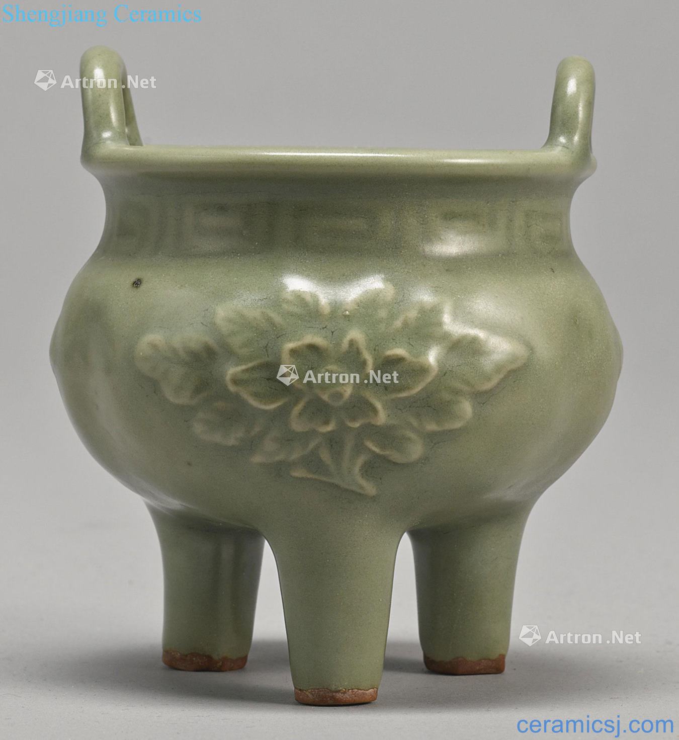 Ming Longquan green glaze flower grain furnace with three legs