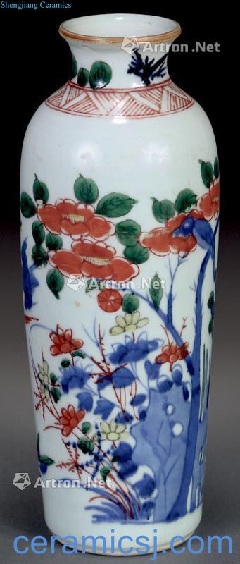 qing Blue and white color painting of flowers and a bottle