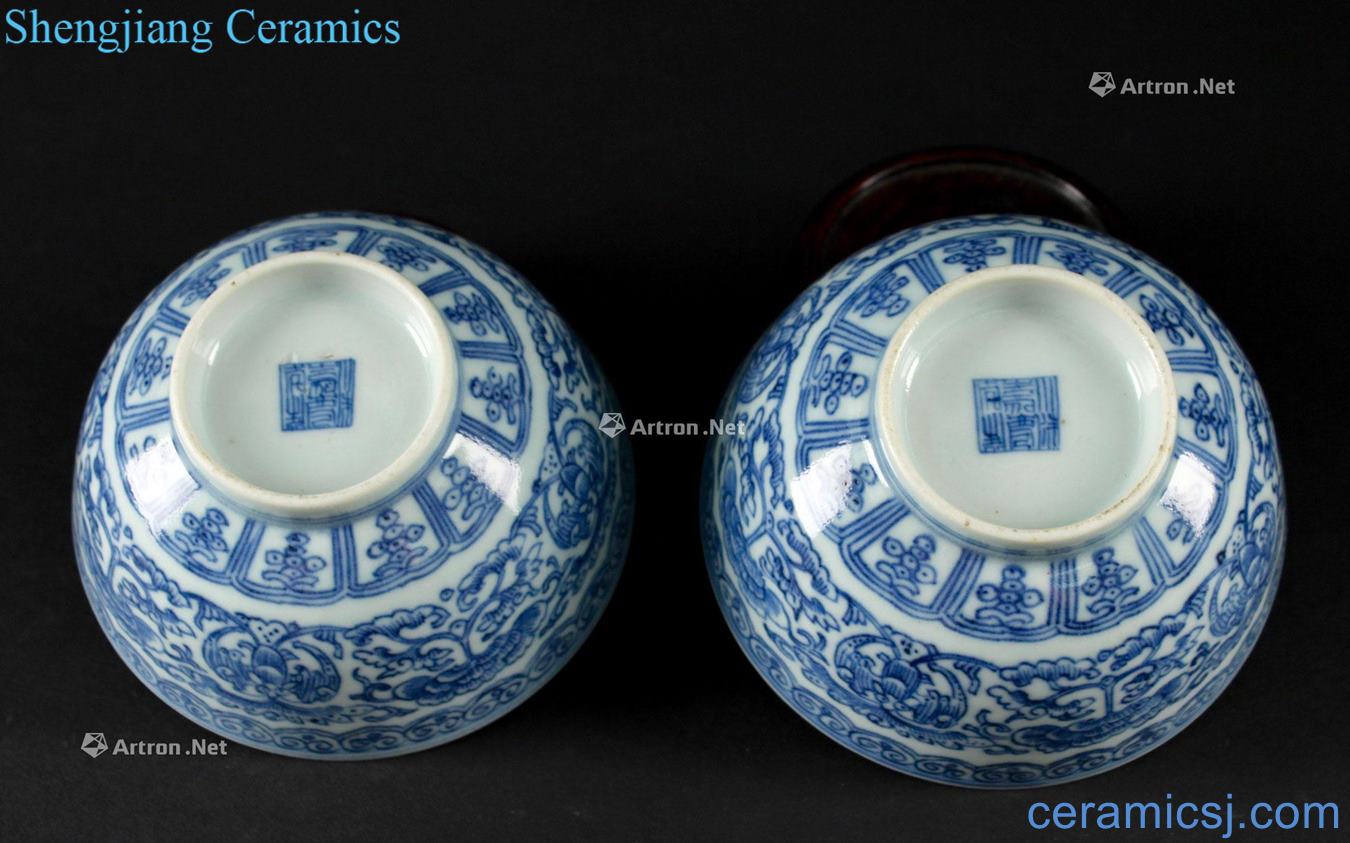 Qing jiaqing Blue and white lotus light tracing bats green-splashed bowls (a)