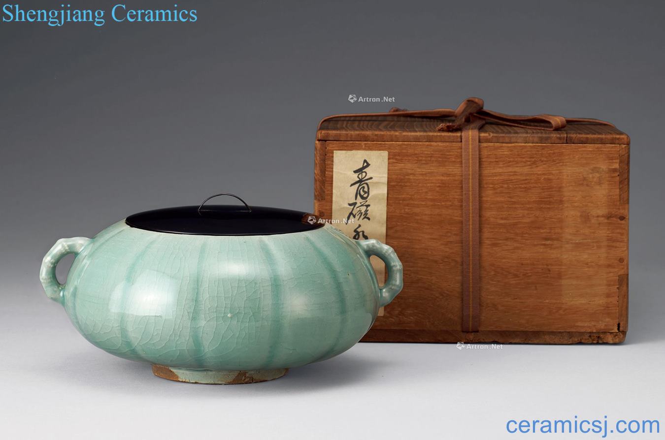 Ming dynasty Celadon melon shape double corrugated tank ears