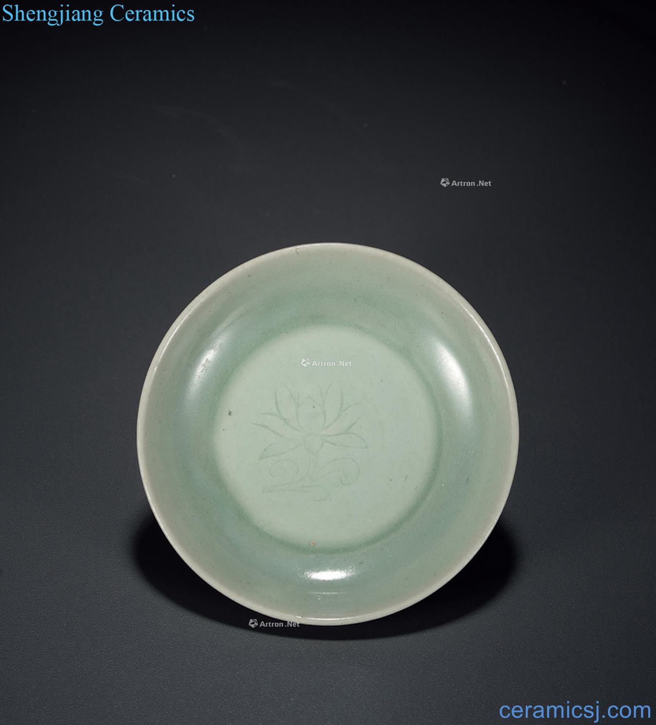 Ming before Longquan carved flower pattern plate