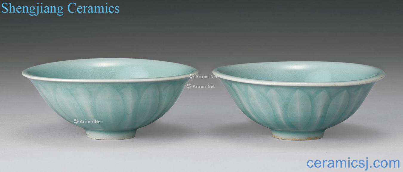 Ming Celadon lotus-shaped green-splashed bowls (a)