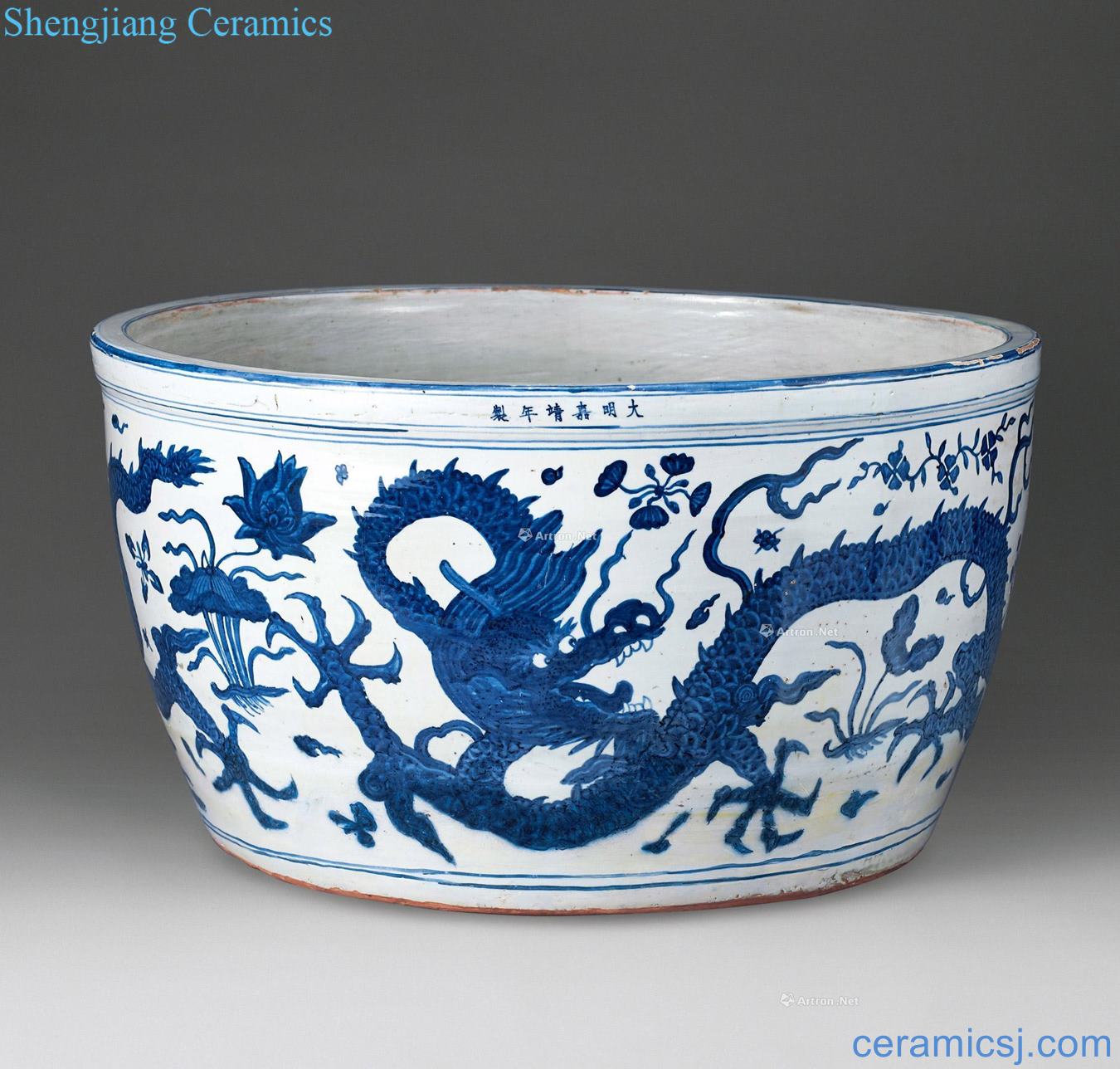 Ming jiajing Blue and white dragon cylinder