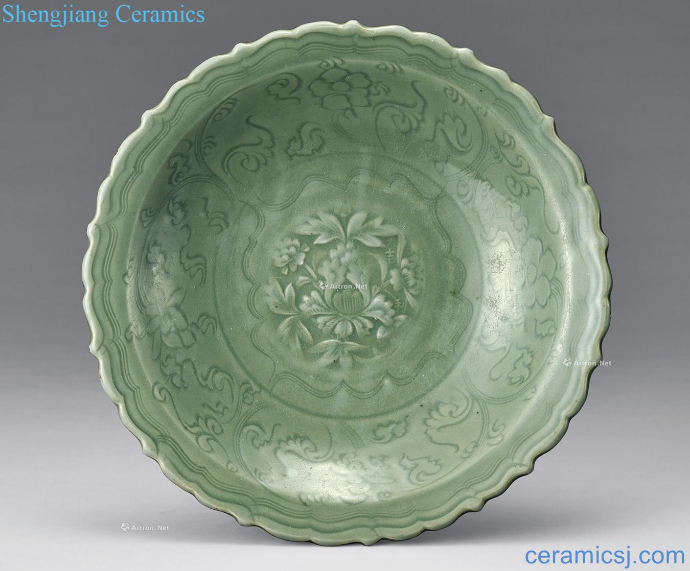 Ming Longquan carved lotus pattern kwai mouth tray