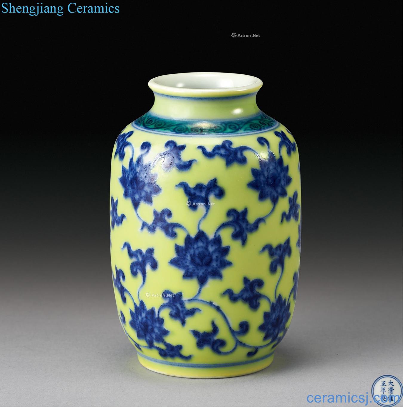 Qing yongzheng Yellow to blue and white lotus flower grain tank