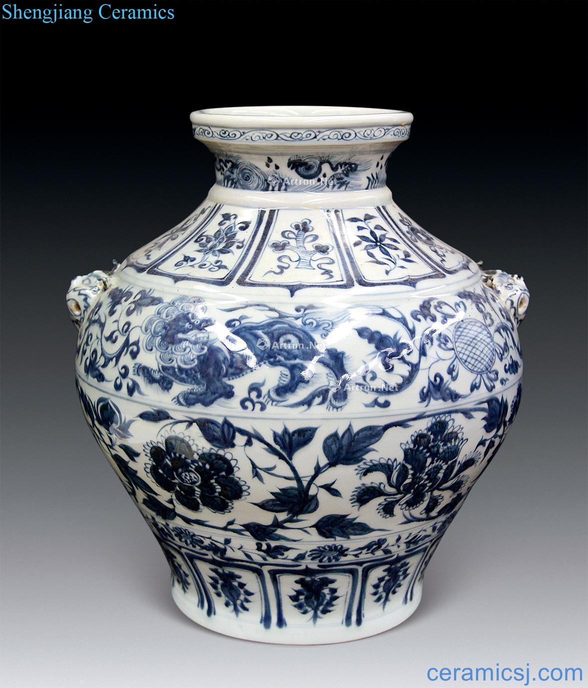 In the Ming dynasty Blue and white flowers benevolent cans