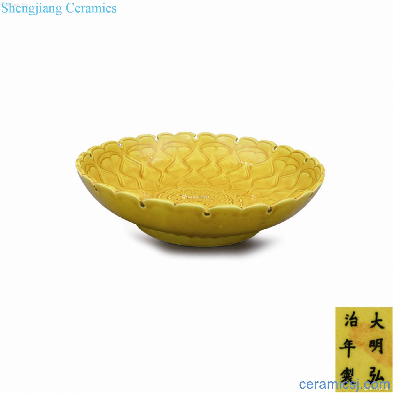 Ming hongzhi years yellow glaze flower mouth tray
