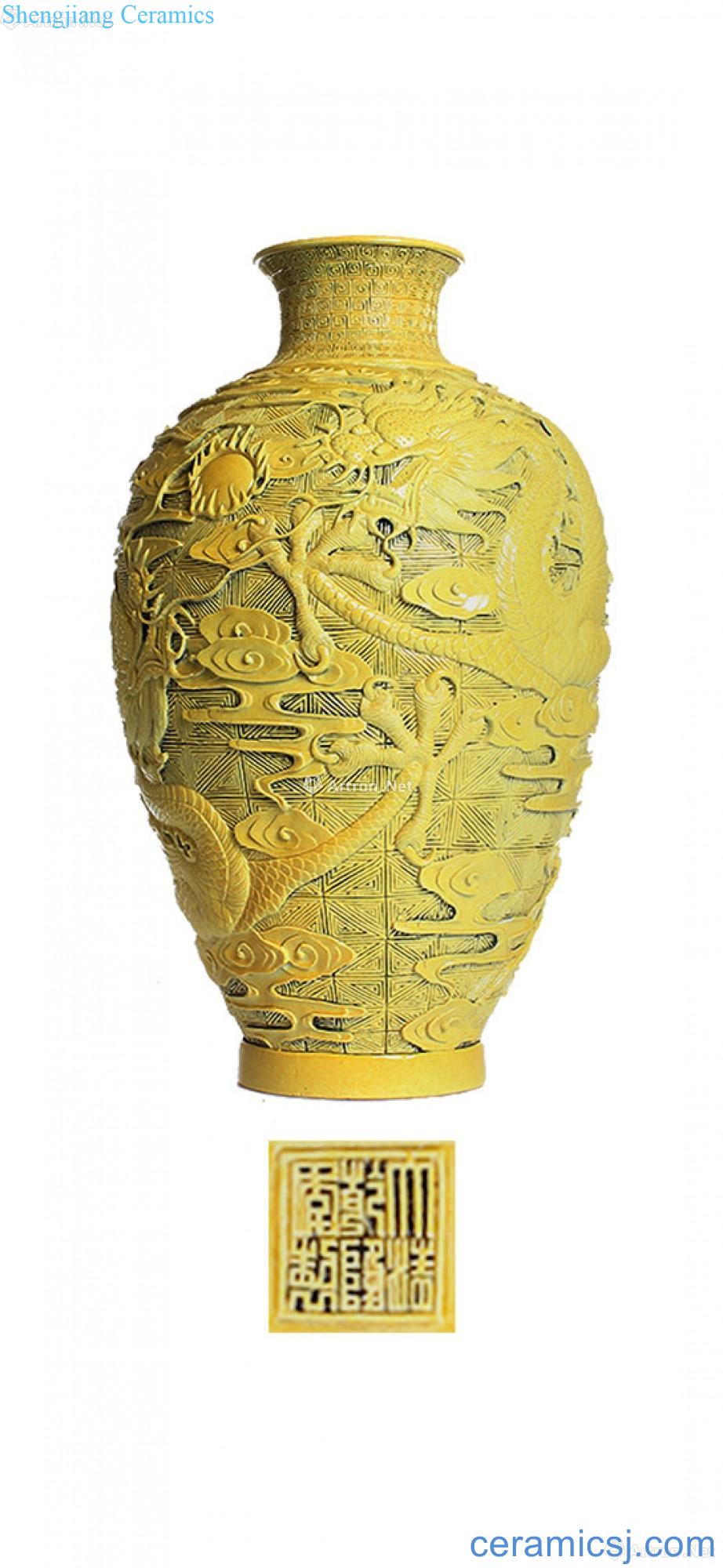 Qianlong yellow glaze depicting the dragon grain design