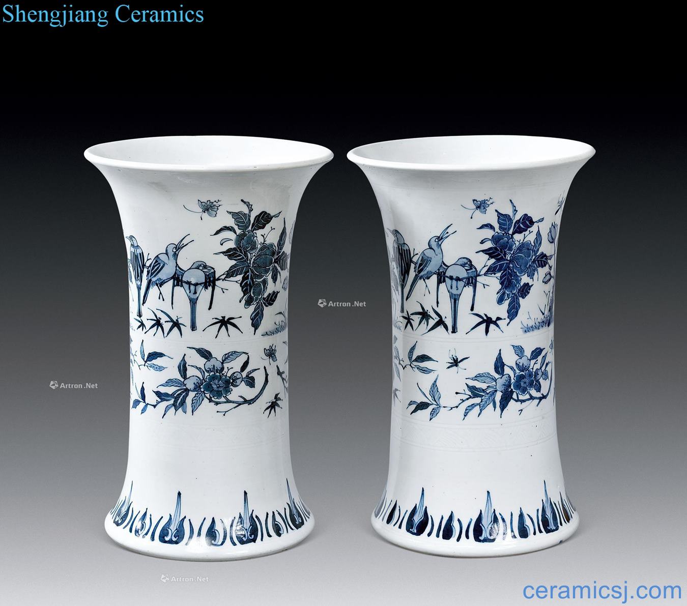In the qing dynasty Blue and white flower on grain big flower vase with (a)