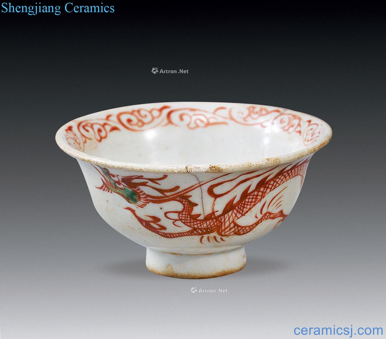 In the Ming dynasty or earlier Red and green color small bowl